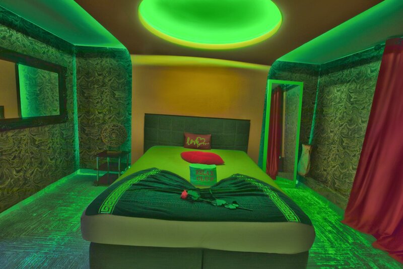 Fete 18+ cu aspect fizic.